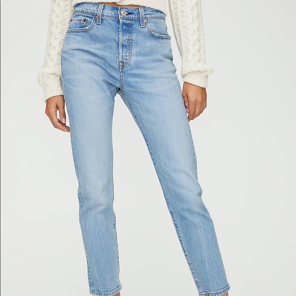 [SOLD] BNWT Aritzia Levi’s Wedgie Icon Light Denim Jeans - Picture 3 of 8